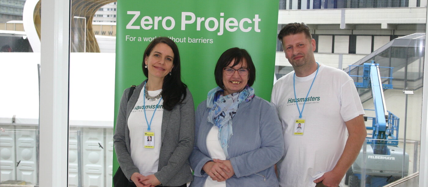 Karin Reder, Eva Skergeth-Lopic und Peter Herbitschek vor dem Roll Up von Zero Project