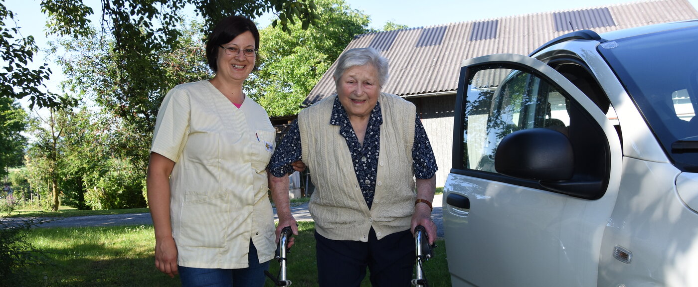 Heimhilfe Betreuerin hilft alter Frau beim Gehen
