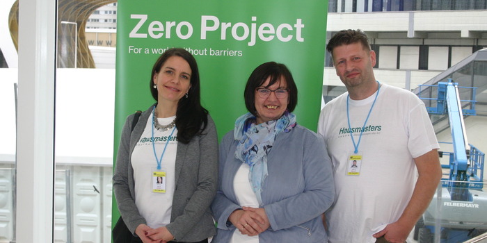 Karin Reder, Eva Skergeth-Lopic und Peter Herbitschek vor dem Roll Up von Zero Project