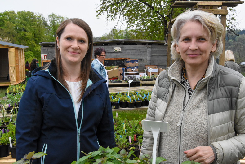 v.l.n.r.: Carina Pendl (Standortleitung Bio-Bauernhof Labuch mit 2. Mai 2023) mit Elisabeth Grabner (Leitung „Teilhabe an Beschäftigung in der Arbeitswelt“ bei der Chance B).