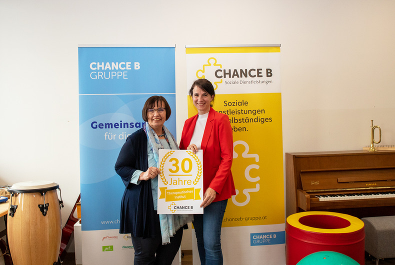 v.l.n.r.: Eva Skergeth-Lopič (Geschäftsführerin der Chance B) mit Bianca Kassama (Leiterin des Therapeutischen Instituts der Chance B)
