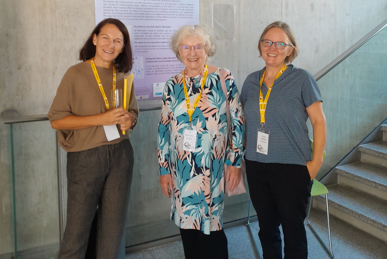 v.l.n.r.: Margit Gross (Psychologin), Rosemarie Kurz (initiierte als Grazer Pionierin viele Initiativen für die gesellschaftspolitische Integration älterer Menschen) und Karin Ondas (Chance B Projektleiterin InCARE) bei der Poster-Präsentation im Zuge der „Age and Care Graz 2023“.