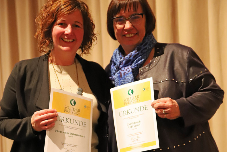 Karin Strempfl (Projektverantwortliche bei Ehrensache Oststeiermark) und Eva Skergeth-Lopič (Geschäftsführerin Chance B) erhielten eine Urkunde für die Teilnahme am Solidarpreis 2023.