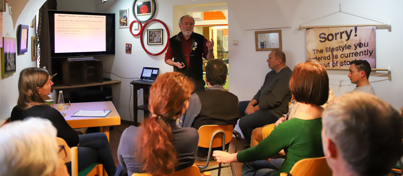 Diskussionrunde im LEBI-Laden mit Umweltaktivist Wolfgang Pekny