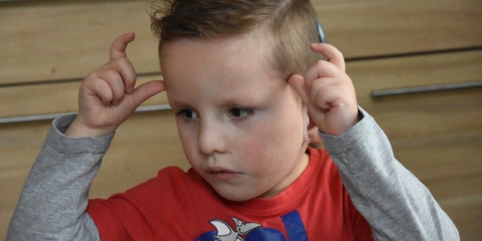 Ein kleines Kind mit Hörgeräten