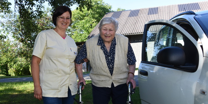Heimhilfe Betreuerin hilft alter Frau beim Gehen
